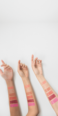 Warm, creamy but sheer nude beige lip gloss with volumizing peptides